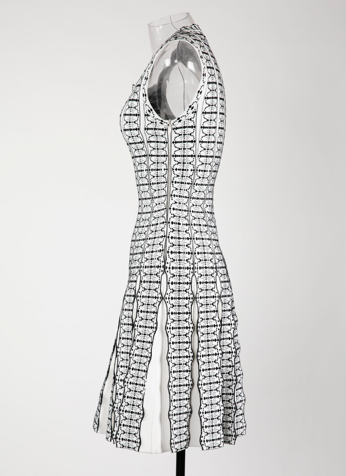 SLEEVELESS DRESS SIDI BOU SAID PLISSE WHITE/BLACK ALAÏA WHITE/BLACK SLEEVELESS DRESS SIDI BOU SAID PLISSE WHITE/BLACK
